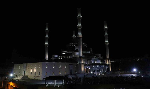 Darbe girişiminde birlik ve beraberliğin sembolü olan selayı Diyanet İşleri Başkanı Erbaş okudu