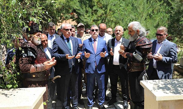 Dede Korkut kabri başında dualarla anıldı