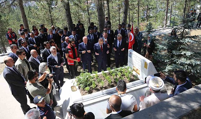 Demokrasi Ve Milli Birlik Günü'nde şehitler dualarla anıldı