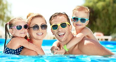 Deniz ve havuzda göz sağlığını korumak için uzmanından öneriler