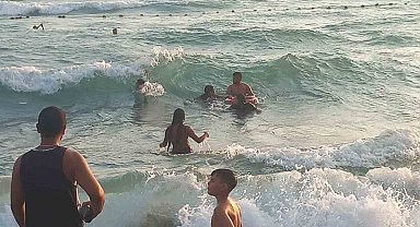 Denizde akıntıya kapılan 3 kız çocuğunun ölümle, yaşam arasındaki mücadele anları kamerada