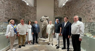 Denizden Gelen Kadın sergisi Marmaris Kalesi'nde açıldı