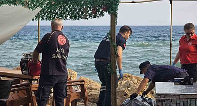 Denize giren 79 yaşındaki yaşlı adamın cansız bedenini kayalıklara savruldu