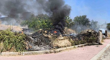 Denizli'de örtü yangını evlere sıçramadan söndürüldü