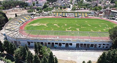 Depremde hasar gören 50 yıllık stadyum yerine yenisi yapılmak için yıkılıyor
