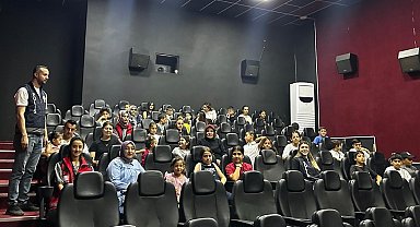 Depremzede ve emniyet personeli çocuklarına sinema etkinliği