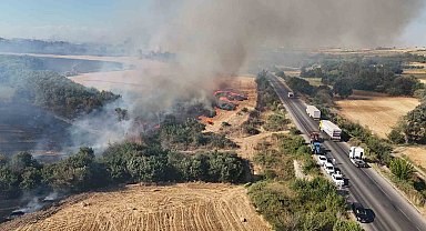 Devasa alevler uluslararası yolu trafiğe kapattı