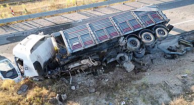 Devrilen tırın sürücü kabini parçalandı, bir kişi yaralandı
