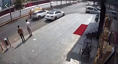 Dikkatsiz sürücü, taksinin yan yatmasın atmasına neden oldu