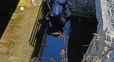 Direksiyon hakimiyetini kaybeden otomobil iki köprü arasından dereye uçtu