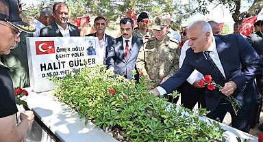 Diyarbakır'da 15 Temmuz şehitleri kabirleri başında dualarla anıldı