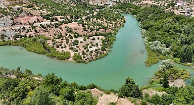 Diyarbakır'da berrak suyu ve yeşilliğiyle göz kamaştıran köy havadan görüntülendi