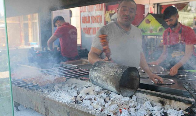 Diyarbakır'da ciğer ustaları sıcak havaya rağmen ocakbaşından ayrılmıyor