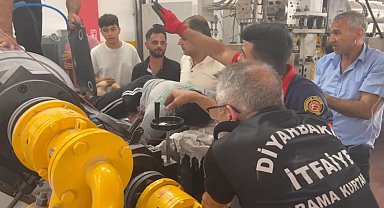 Diyarbakır'da elini levha kesme makinesine kaptıran işçi yaralandı