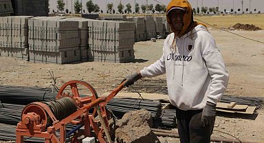 Diyarbakır'da inşaat işçilerinin 49 derece kavurucu sıcaklar altında mücadelesi