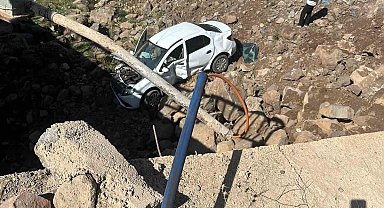 Diyarbakır'da otomobil köprüden düştü: 1 yaralı