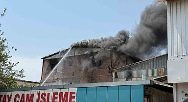 Diyarbakır'da sanayi sitesinde bulunan kereste deposunda yangın çıktı. Bölgeye çok sayıda itfaiye ekibi sevk edildi. Söndürme çalışmaları devam ediyor.