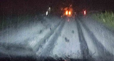 Dolu yağışı karayolunu beyaza bürüdü, sürücüler zor anlar yaşadı