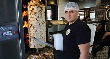 Dönercilerden Adana usulü serinleme: Vücutlarına kalıp buz koyuyorlar