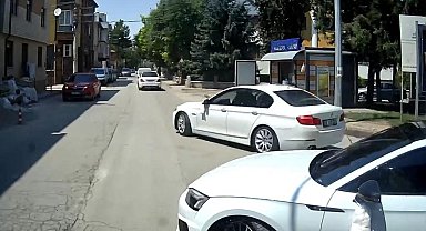 Düğün konvoyu için yol kesti, trafiği felç etti