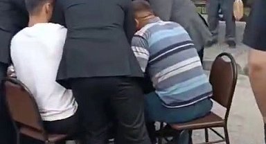 Düğün konvoyunun önünü kesip tavla oynadılar