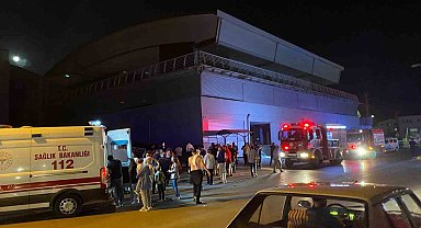 Düğün salonunda korkutan yangın: 2'si çocuk 4 kişi dumandan etkilendi