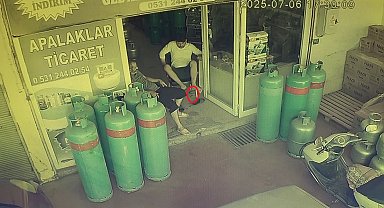 Dükkana giren yılan, esnafı sokağa fırlattı