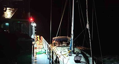 Dümen arızası yapan yelkenli tekne kurtarıldı