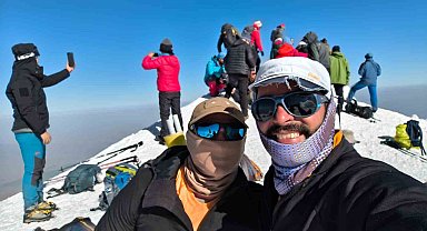 Dünyanın dört bir yanından gelen dağcılar, Ağrı Dağı zirvesine tırmandı