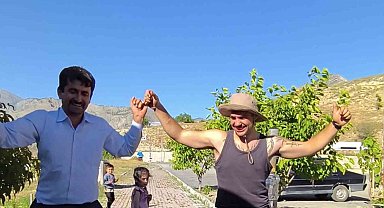 Dünyayı gezen Portekizli turist, Tortum Şelalesi'nde Erzurum havası oynadı