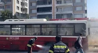 Durakta yolcu bekleyen halk otobüsünde yangın