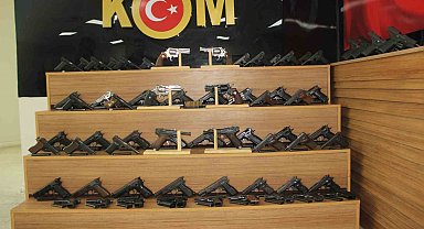 Durdurulan araçtan 65 ruhsatsız tabanca çıktı: Aralarında İkinci Dünya Savaşı'nda kullanılan silahlar da bulunuyor