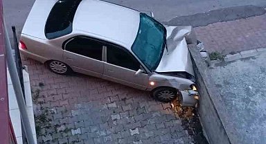 Duvara çarpan otomobilin sürücüsü yaralandı