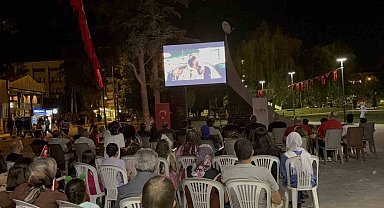 Duygu yüklü film açık havada izlendi