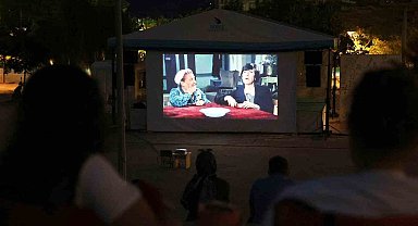 Düzce Üniversitesi'nde açık hava sinema günleri başladı