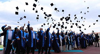 Düzce Üniversitesi'nde mezuniyet coşkusu