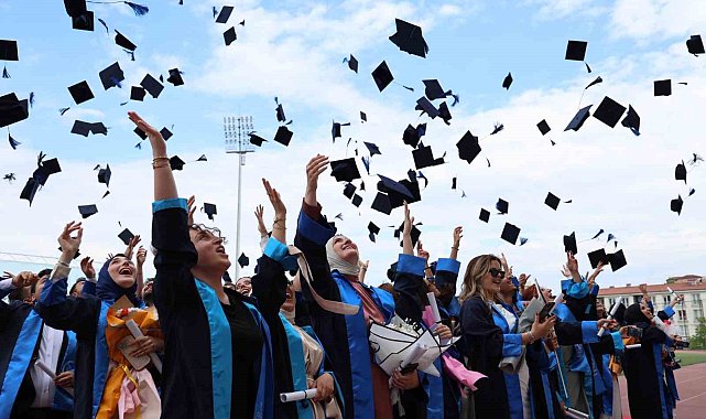 Düzce Üniversitesi'nde mezuniyet heyecanı devamı ediyor