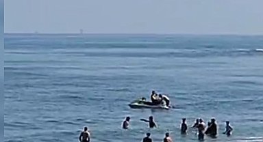 Düzce'de denizde boğulma tehlikesi geçiren 4 kişiyi cankurtaranlar kurtardı