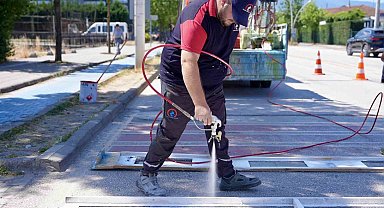 Düzce'de yaya çizgileri yenileniyor
