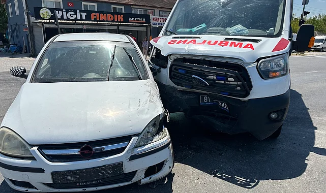 Düzce'de ambulans ile otomobil çarpıştı: 2yaralı