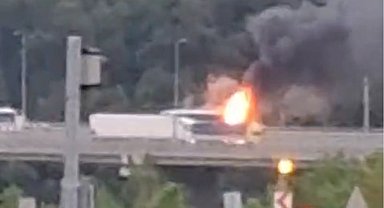 Düzce'de yolcu otobüsü yandı: İstanbul istikameti kapatıldı