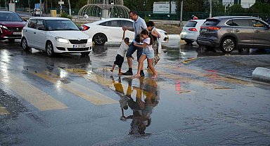 Edirne'de içme suyu hattı yine patladı: Cadde göle döndü, vatandaş isyanda