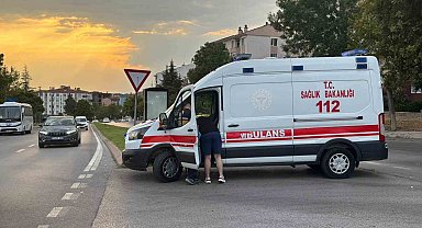 Edirne'de motosiklet otomobille çarpıştı: 3 yaralı