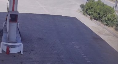 Elazığ'da lastiği patlayan kamyonun tel örgülere çarptığı kaza kamerada