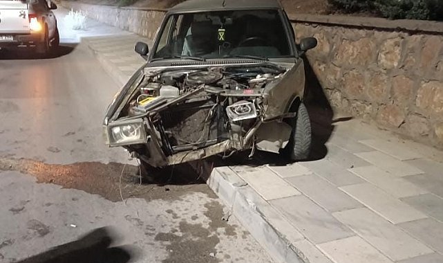 Elazığ'da otomobil duvara çarptı: 1 yaralı