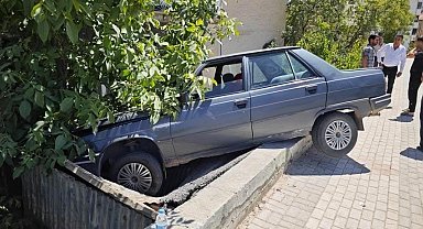 Elazığ'da tekeri patlayan otomobil, kömürlüğün üzerine çıktı