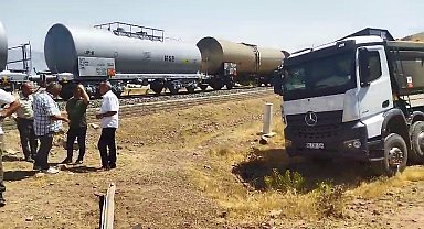 Elazığ'da tren kamyona çarptı: 1 yaralı