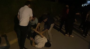 Eli bıçaklı genç polisin biber gazlı müdahalesiyle etkisiz hale getirildi
