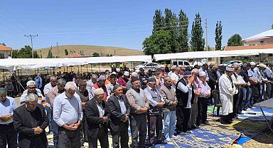 Eller semaya yağmur için açıldı