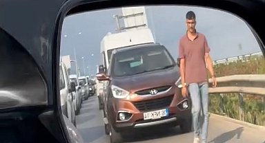 Emniyet şeridini ihlal edenleri, yürüyerek cezalandırdı